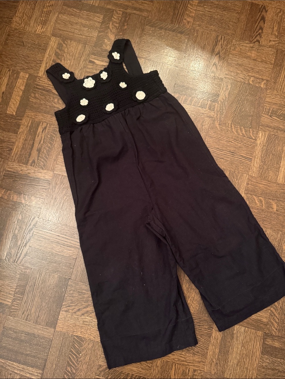 Zara toddler girls 4T Black linen & crochet Jumper with White Floral detail